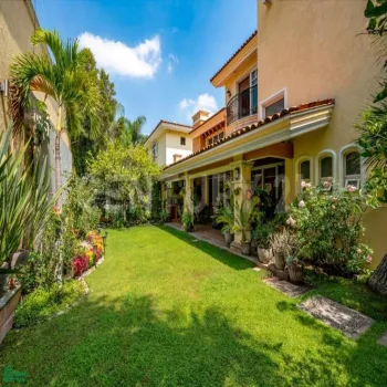 Casa En Venta,Bugambilias,avenida azaleas 528, Zapopan, Jalisco 45230, 3 Habitaciones,4 Baños,avenida azaleas,3,MX251013627