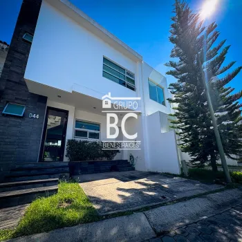 Casa En Venta,Bosque Real,Boulevard la Loma 100 44, Tlajomulco de Zúñiga, Jalisco 45645, 3 Habitaciones,2 Baños,Boulevard la Loma,2,paaLIy9