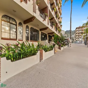 Local En Venta,Emiliano Zapata,LAZARO CARDENAS 155 5, Puerto Vallarta, Jalisco 48380,LAZARO CARDENAS,3,MX251069690